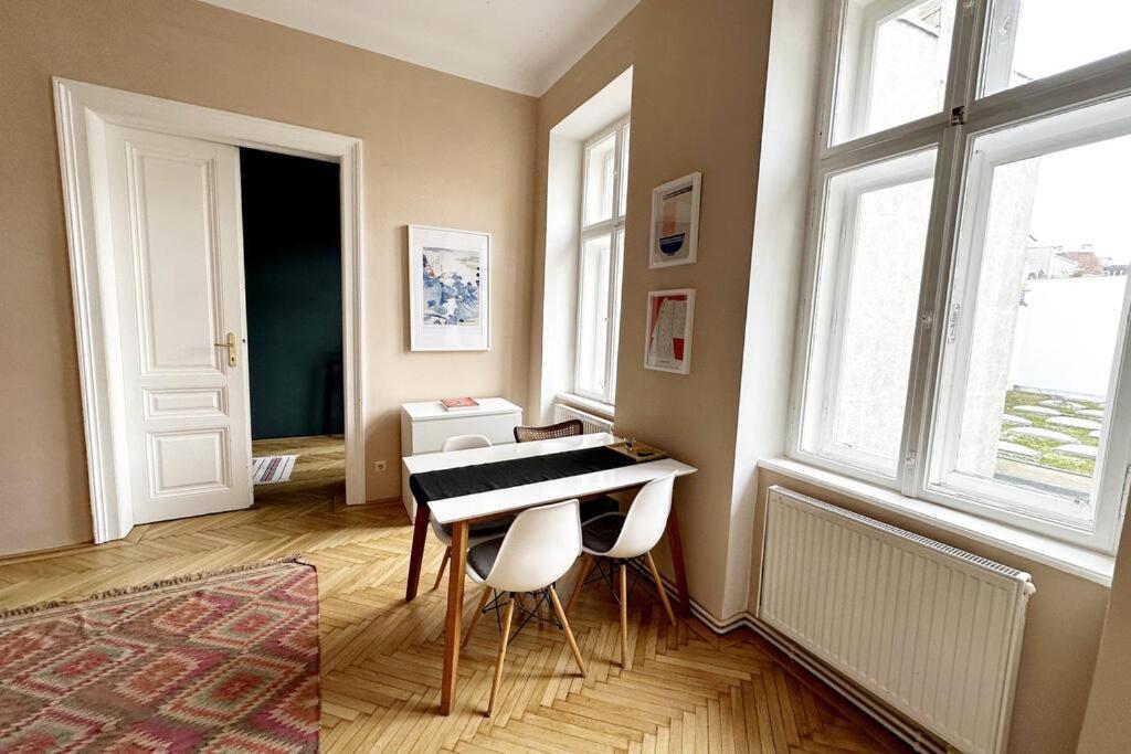 Ruhige & Grosse Altbauwohnung 7Min Zum Zentrum Vienna Esterno foto